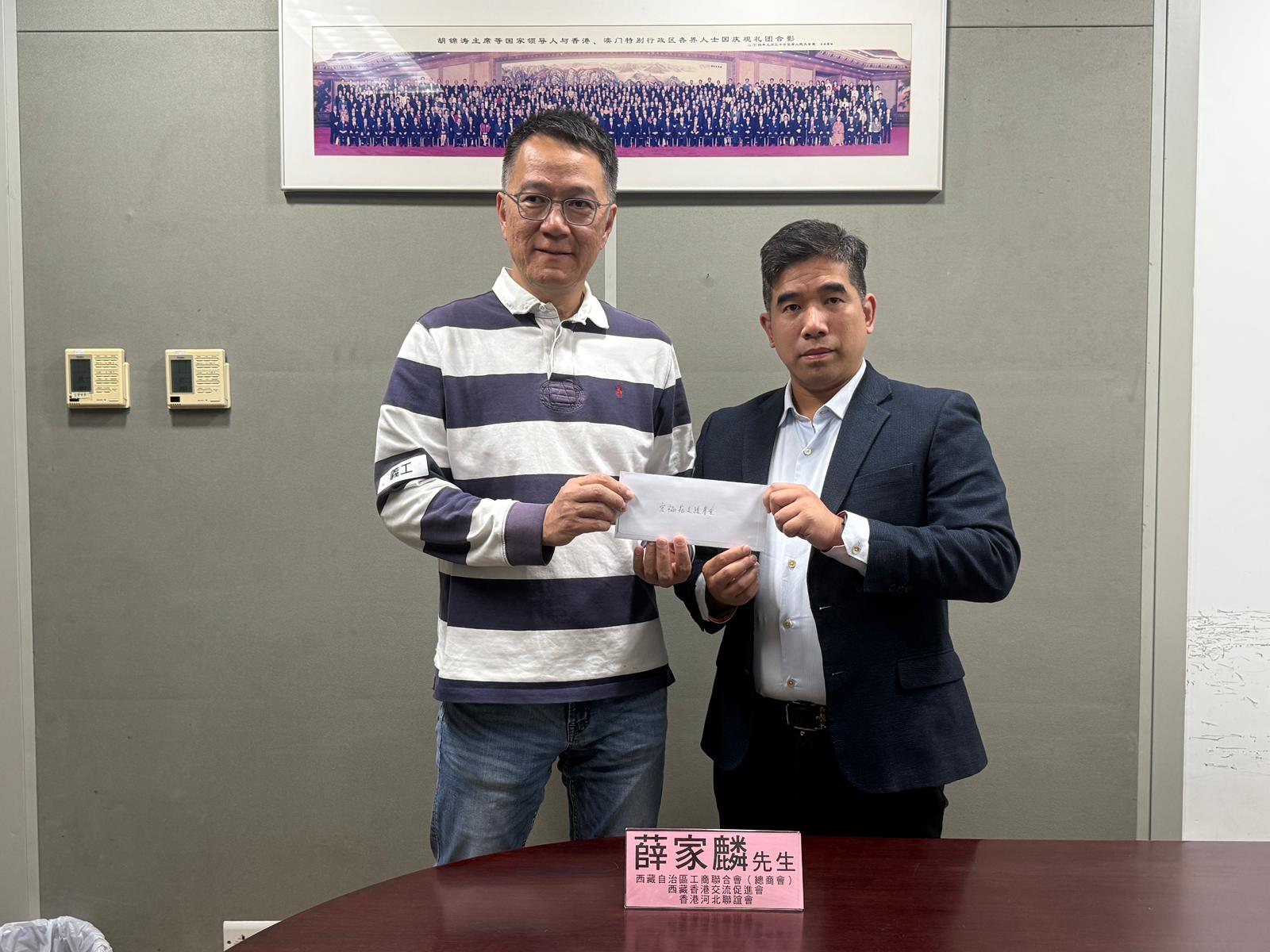 黎名江代表薛家麟主席派發慰問金